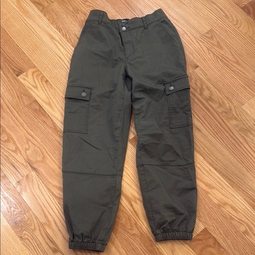 Women’s Olive Cargo Pants size 4R like new